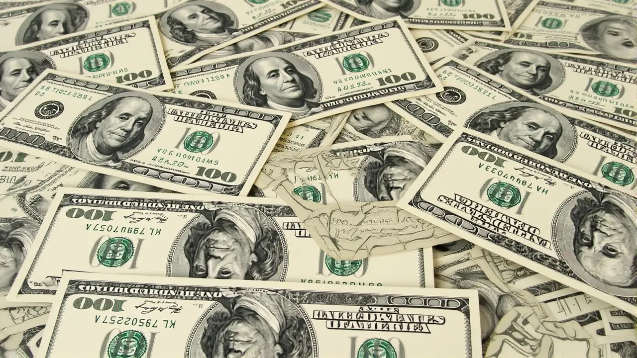 Dólar cai para R$ 5,10 e registra queda de 6,39% em um ano