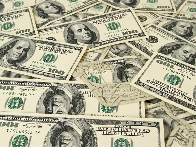 Dólar cai para R$ 5,10 e registra queda de 6,39% em um ano